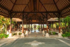 ウブドにあるPuri Wulandari A Boutique Resort & Spa - CHSE Certifiedのヤシの木が茂るリゾートのパビリオン