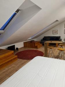 Loft con cama y sala de estar en RA PARAISO en Lisboa