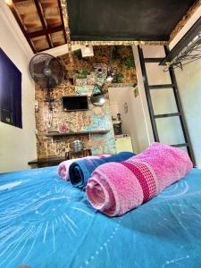 a room with a bed with two towels on it at Kitnet Towers in Praia Grande