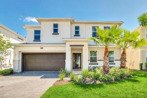 ein weißes Haus mit Palmen und einer Garage in der Unterkunft Luxury Home at Sonoma 9 En-suites SON102 in Kissimmee