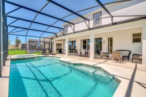 einen Pool in einem Haus mit Glasdecke in der Unterkunft Luxury Home at Sonoma 9 En-suites SON102 in Kissimmee