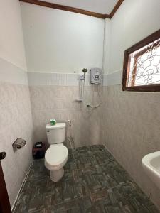 uma casa de banho com um WC e um lavatório em Rattana Guesthouse em Luang Prabang