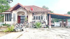 a house with a bench in front of it at บ้านเพื่อน @อุทัยธานี in Ban Don Khwang
