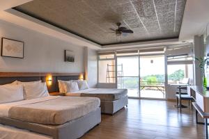 una camera con due letti e un soffitto di Tanawin BnB a Orani