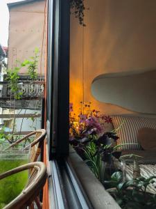 uma varanda com uma janela com plantas em Chơi Như Ở Nhà em Hanói