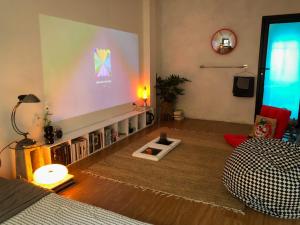 TV a/nebo společenská místnost v ubytování Chơi Như Ở Nhà