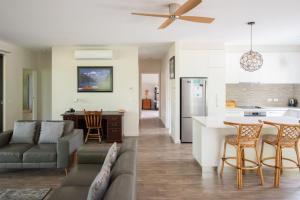 uma cozinha e sala de estar com um sofá e uma mesa em Telluride - wonderful disabled facilities em Harrietville
