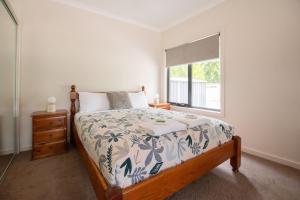 Un dormitorio con una cama grande y una ventana en Telluride - wonderful disabled facilities, en Harrietville