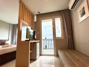 Habitación de hotel con TV y ventana en Hidayah Condotel,Ao-nang, Krabi en Ban Khlong Haeng