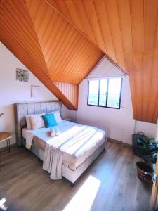 een slaapkamer met een groot bed op zolder bij Apartamento en el centro histórico de Tunja con chimenea in Tunja