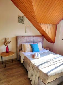 een slaapkamer met een bed en een houten plafond bij Apartamento en el centro histórico de Tunja con chimenea in Tunja