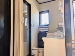 Amakusa的住宿－Lit 天草，一间带水槽和镜子的浴室
