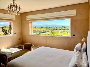 1 dormitorio con cama y ventana grande en Domaine Bahi en Marrakech