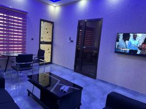 Uma TV ou centro de entretenimento em LGH (Luxury Guest House) Résidence