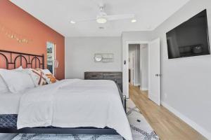 a bedroom with a bed and a flat screen tv at San Diego Heights - Urban Legend in San Diego