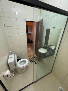 uma casa de banho com um WC e um lavatório em Lindo apartamento coração de Picos em Picos