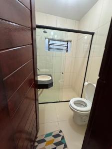 a small bathroom with a toilet and a sink at Lindo apartamento coração de Picos in Picos