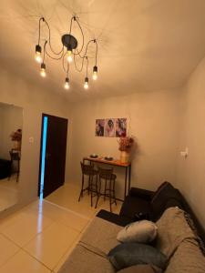 - un salon avec un canapé et une table dans l'établissement Lindo apartamento coração de Picos, à Picos