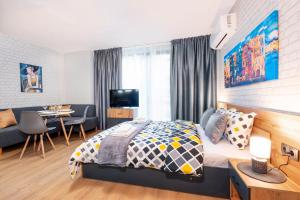 una camera con letto king-size e scrivania di Best Guest 2 Apartments a Plovdiv