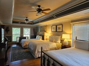 1 dormitorio con 2 camas y ventilador de techo en Popular East Atlanta Village Sleeps16, Spacious, Comfortable Home Close To Downtown, Beltline, And Walk To Restaurants, en Atlanta