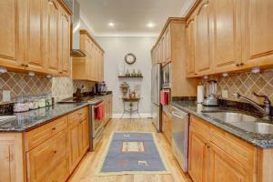 cocina grande con armarios de madera y fregadero en Popular East Atlanta Village Sleeps16, Spacious, Comfortable Home Close To Downtown, Beltline, And Walk To Restaurants, en Atlanta