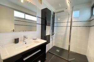 Ванна кімната в 06BM Modern apartment for 4 - terrace - swimming pool - parking