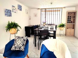a living room with a dining room table and chairs at CASA CIELO Hermosa casa cerca al centro de Paipa in Paipa +17 photos