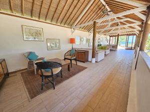 Imagen de la galería de Villa Aurora: 4 BR, Front Beach, en Gili Meno