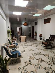 a living room with chairs and tables and a lobby at Casa amplia, cerca a la Basílica in Buga