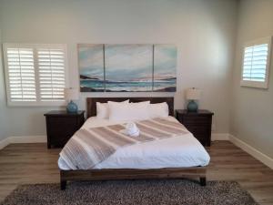 um quarto com uma cama grande e 2 mesas de cabeceira em Steps to the beach, piers, downtown em Huntington Beach