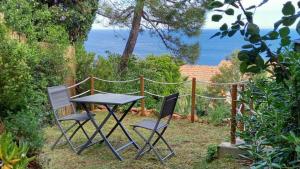 Anthéor的住宿－Villa Anthéor Vue Mer，两张椅子和一张桌子,享有海景