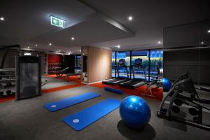 un gimnasio con una pelota de ejercicios y equipos de ejercicios en A Chic & Comfy 2BR Apt Near Federation Square, en Melbourne