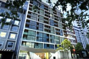 un gran edificio de apartamentos con muchas ventanas en A Chic & Comfy 2BR Apt Near Federation Square, en Melbourne