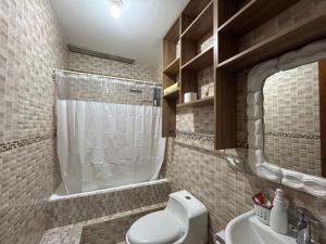 卡哈馬卡的住宿－Departamento cerca a centros comerciales，浴室配有卫生间、盥洗盆和淋浴。