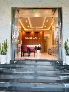 een lobby van een nococarmaarma winkel met trappen bij Ngọc Anh Hotel in Con Dao