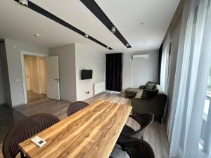 Et tv og/eller underholdning på Real Homes Lara