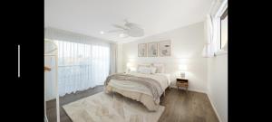 Ένα ή περισσότερα κρεβάτια σε δωμάτιο στο OceanMist Holiday Home - beachfront property!
