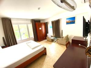 Postel nebo postele na pokoji v ubytování Nhat Hoang Hotel