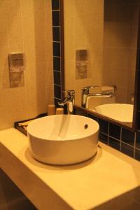 a bathroom with a white sink and a mirror at Resort CONDOTEL Apec Mũi Né PS 1 Phòng Ngủ in Ấp Thiẹn Ái