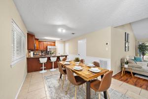 Køkken eller tekøkken på Houston Pool Retreat WiFi Yard BBQ Games TVs