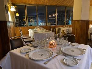 een tafel met borden en wijnglazen erop bij Hotel Presidente by NASS in Cuenca