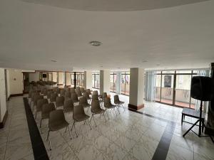een kamer met een stapel stoelen in een gebouw bij Hotel Presidente by NASS in Cuenca