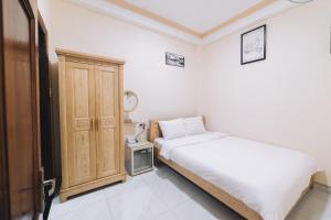 1 dormitorio pequeño con 1 cama y armario en KHÁCH SẠN TUẤN KIỆT en Dalat