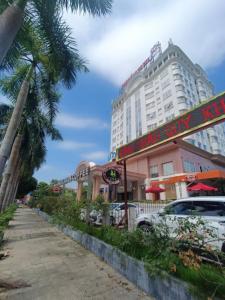 um grande edifício com uma placa em frente em Phù Đổng Hotel Thanh Hóa em Thanh Hóa