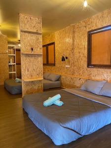 Postel nebo postele na pokoji v ubytování Parinya Hill Homestay & Cafe Koh Larn