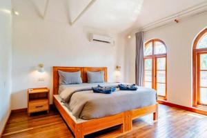 - une chambre dotée d'un grand lit avec des plats bleus dans l'établissement Kerasia 2 BR Villa With Private Pool NE61, à Gili Air