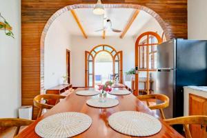 d'une salle à manger avec une table et un réfrigérateur. dans l'établissement Kerasia 2 BR Villa With Private Pool NE61, à Gili Air