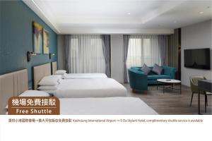 大樹區的住宿－義大天悅飯店，酒店客房,设有四张床和蓝色的沙发