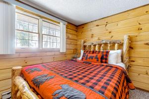 una camera con un letto in una stanza con pareti in legno di Little Bend Haven a Wilmington