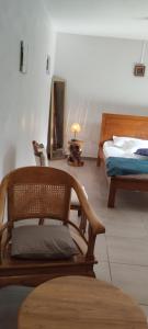 Postel nebo postele na pokoji v ubytování Bois de Santal Chambre d'hôtes